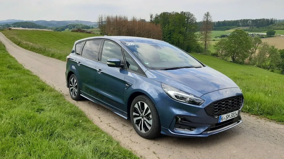 Der dynamische Familien-Van Ford S-Max kann jetzt auch als Vollhybrid geordert werden.